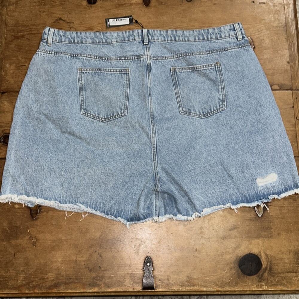 Woman’s PLUS LIGHT BLUE WASH HIGH WAISTED FRAYED DISTRESSED HEM JORTS
Size 24 - Picture 9 of 11